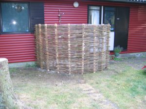 Udendørs brusekabiner er blevet meget populære. Her opført som et flette pilehegn med pilesorten Engelsk Viminalis. Det er en smuk detalje og til stor fornøjelse for hele familien.