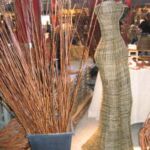 Usædvanlig flot og harmonisk kvindefigur flettet i pilesorten Bleu.