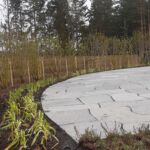 The Well i Norge fik også opsat lodret pilehegn forskellige steder på områder ved deres terrasser og bade som harmonerer smukt og naturligt med den omkringliggende skov.