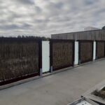 The Well i Norge fik opsat lodret pilehegn som omkranser hele området. Pilesektioner sammensat med glas, er en utrolig smuk kombination, som er en hel naturlig indhegning ved det nyopførte unikke Wellness center. The Well er Nordens største wellness center.