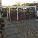 De fine lodrette pilesektioner hvor pilesorten Kanelpil er anvendt, danner en smuk ramme omkring terrassen.