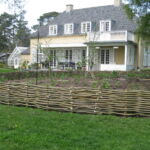 Pilehegnet falder naturligt ind i de smukke omgivelser.