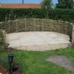 Den fine nye terrasse blev omkrandset af et asymmetrisk vandret pilehegn som falder smukt ind til omgivelsernen