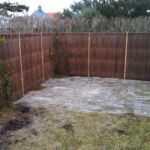 Med lodrette pilesektioner, flettet med pilesorten Kanelpil, danner pilehegnet en smukt ramme omkring terrassen, og hindre indkik fra vejen