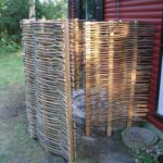 Udendørs brusekabiner flettet som vandret pilehegn er blevet meget populære, og passer helt perfekt til sommerhuset.