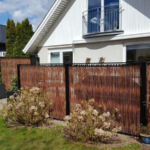 De lodrette pilesektioner som er lavet på mål, omkranser smukt terrassen i Solrød Strand.