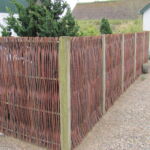 Ved det idylliske Fanøhus indrammes den dejlige have med et lodret flettet pilehegn, flettet med pilesorten Kanelpil, som falder meget harmonisk ind i omgivelserne.