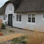 Det meget smukke hus på Fanø får tilføjet lodret pilehegn