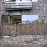 Vandret pilehegn flettet med pilesorten Kanel pil er både afskærmende for vinden og et hyggeligt element på terrassen.