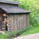 Det vandrette pilehegn flette med pilesorten Engelsk Viminalis danner en flot og naturlig afskærmning til opbevaring ved sommerhuset