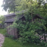 Det vandrette pilehegn flettet med pilesorten Engelsk Viminalis passer smukt og falder meget naturligt ind med omgivelserne