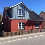 Afskærmningen med vandret pile-hegn giver huset et smukt og harmonisk helhedsindtryk