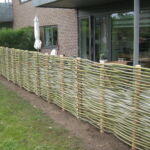 Pilehegnet set fra den ene side, går hele vejen rundt om terrassen.