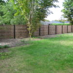 Det flotte lodrette pilehegn, som o mkranser hele grunden i Liseleje, harmonerer meget smukt med omgivelserne.