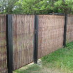 En smedejernslåge som kan åbnes begge veje, er både en smuk og harmonisk detalje i hegnet som indgang til haven.