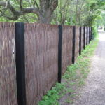 Det flotte lodrette pilehegn som er flettet med pilesorten Engelsk Viminalis over jernrør på bagsiden. Pilehegnet falder meget naturligt ind i omgivelserne.