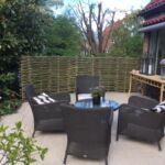 Vandret pilehegn opført med pilesorten Engelsk Viminalis giver både dejlig læ og hygge til den smukke terrasse