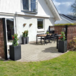 Den samme hyggelige terrasse hvor pilehegnet giver rigtig god læ, og privatlivet kan nydes.