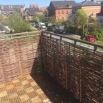 Samme terrasse i København set ud mod gaden.