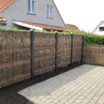 De smukke lodrette pilesektioner ved terrassen giver både læ og afskærmning. Pilesorten klon 183 er anvendt.