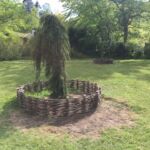 De 2 smukke højbede som er flettet i Kanelpil, giver både træerne og haven et helt nyt udtryk.