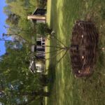 Smukt lille højbed flettet i Kanelpil, pryder haven i Tisvilde.