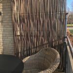 Lodret pilesektion flettet på jernramme med pilesorten Klon 183, giver både dejlig læ på terrassen, og hindre indkik.