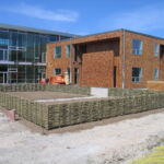 Den nybyggede børnehave i København får tilføjet en dejlig legeplads til børnene. Området er indrammet med et vandret pilehegn med pilesorten Engelsk Viminalis.