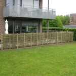 Smukt og harmonisk vandret pilehegn opført omkring hele den dejlige terrasse. Pilen giver dejlig læ, og falder naturligt ind i omgivelserne. Engelsk Viminalis er anvendt.