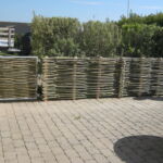 Galvaniseret låge med 2 vej luk flette med pilesorten Engelsk Viminalis, giver en hel naturlig tilgang til haven.