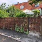 3-årig Kanelpil er anvendt både i de lodrette pilesektioner og i lågen, som er en smuk og elegant afskærmning mod vejen