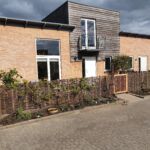 Dette smukke vandrette pilehegn i Vinderød, med pilesorten Kanelpil, passer meget smukt til huset passer meget harmonisk til omgivelserne.