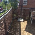 Denne terrasse har nu fået et meget naturlig udseende, og pilen skaber dejlig læ og giver ro. 3- års Kanelpil er anvendt.