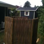 Det er blevet utroligt populært med udendørs brusere. Her flettet lodret med pilesorten Kanelpil.