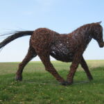 Usædvanlig smuk og naturtro hest flettet i pil.