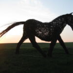 Hesten, som er flettet i pil er i fuld størrelse.