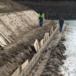 Det første stykke med vandret hegn ved Kronborg slot inspiceres grundigt