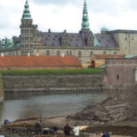 Opførelse af 250 metervandret pile hegn ved Kronborg slot.