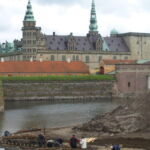 Opførelse af 250 metervandret pile hegn ved Kronborg slot.