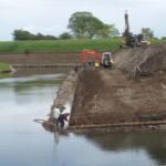 Opmåling til det næste stykke med vandret pilehegn.