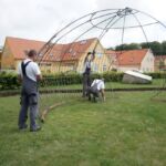 Opsætning af jernstativerne til den store pilehytte.