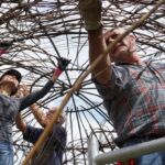 Der arbejdes intenst på både form og mønster til den store pilehytte