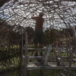 Pilehytten som er 6 x 3 m, set indefra hvor der er godt gang i fletteriet.