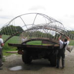 Jernstativerne til den store pilehytte læsses på vognen.