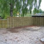 Smukt og harmonisk pilehegn som på toppen er afsluttet med en snoet rullefletkant.