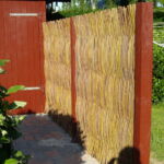 Det lodrette pilehegn set fra siden.