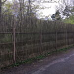 Smukt lodret pilehegn opført i Tisvilde med 3-årige pilestokke, som harmonerer flot med den omkringliggende natur.