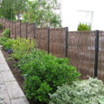 Ved Helsingør er dette smukke lodrette pilehegn opført så det passer helt naturligt ind i de forskellige niveauer på grunden.