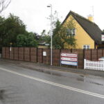 I Liseleje er dette pilehegn opført med en smedejenslåge så der er let adgang til haven og samtidig hindre hegnet indkik fra de mange forbipasserende.