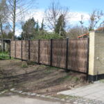 Samme lodrette pilehegn set udefra vejen.